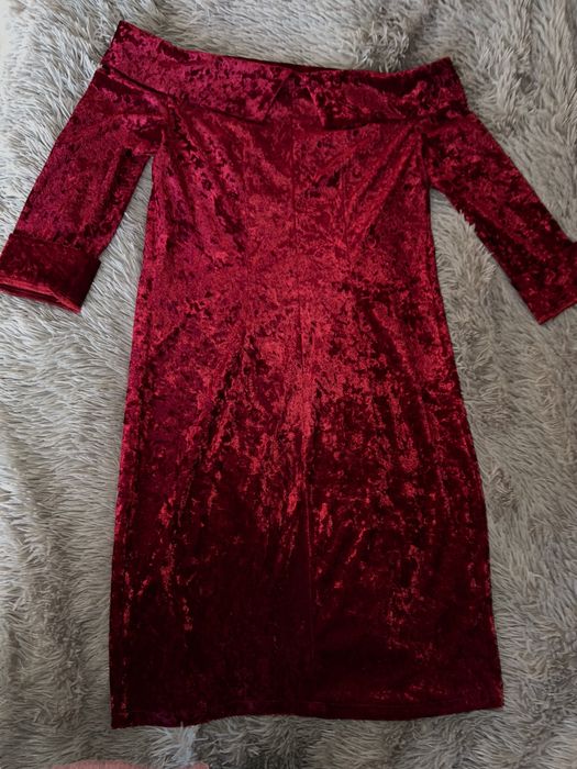 Платье в идеальном состоянии, красиво садится по фигуре.