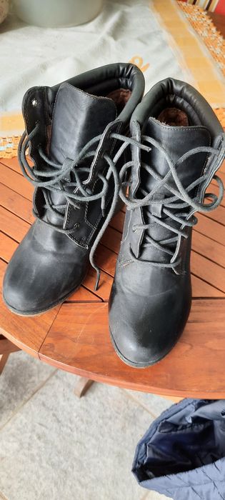 Botas pretas com cordões