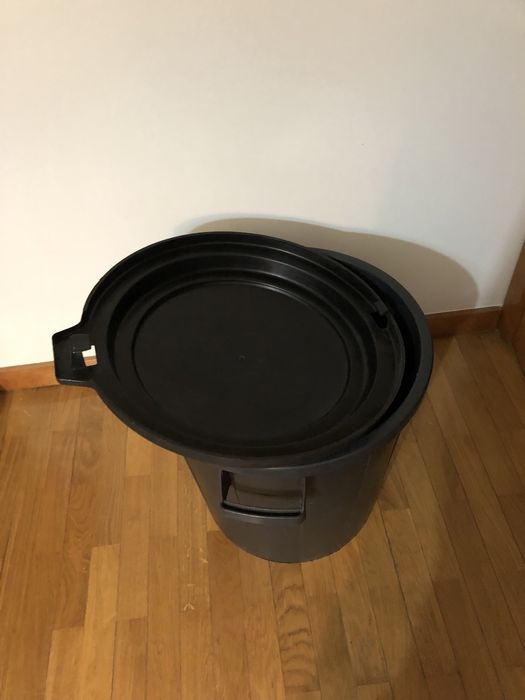 Balde preto com pegas capacidade 50 litros