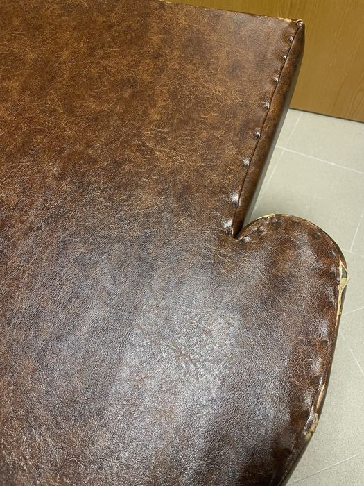 Sofás individuais em pele sintética