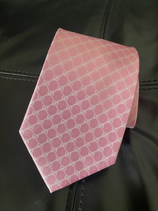 Wyjątkowo efektowny krawat marki premium