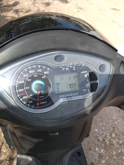 Vendo scooter Peugeot Tweet 50cc, ano 2017, a gasolina.  750 €