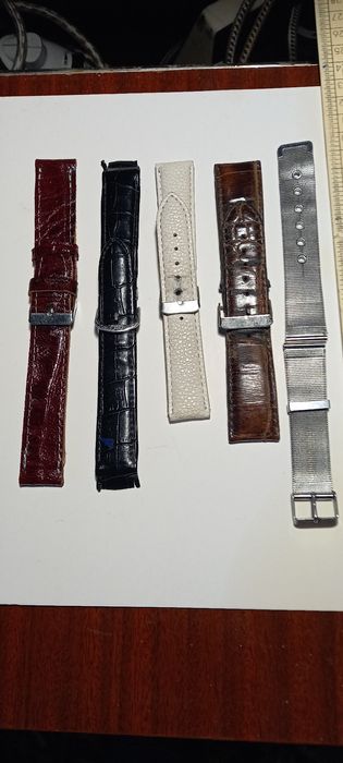 ЧасыQ&Q с кожаным ремешком и ремешки.