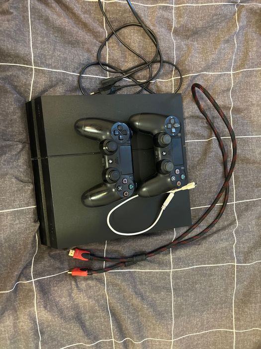 PlayStation 4 z dwoma gamepadami w doskonałym stanie