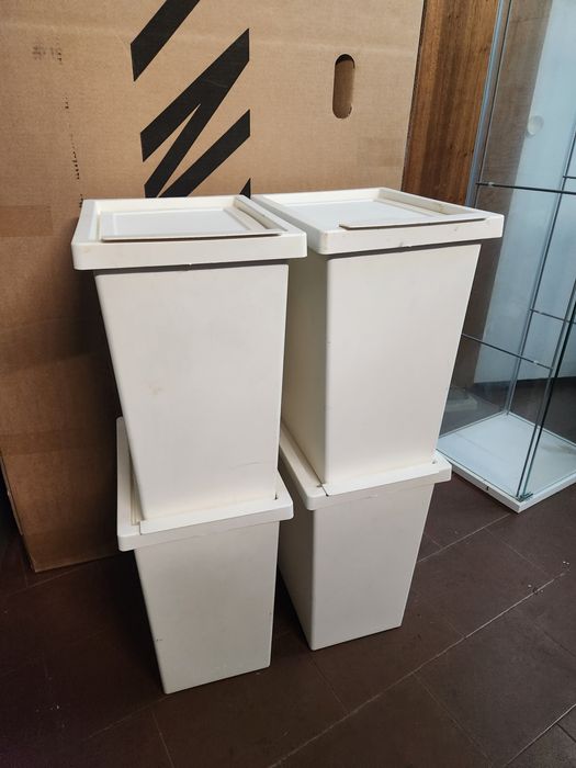 Caixote plástico com tampa branco para lixo, cada um 10,00€