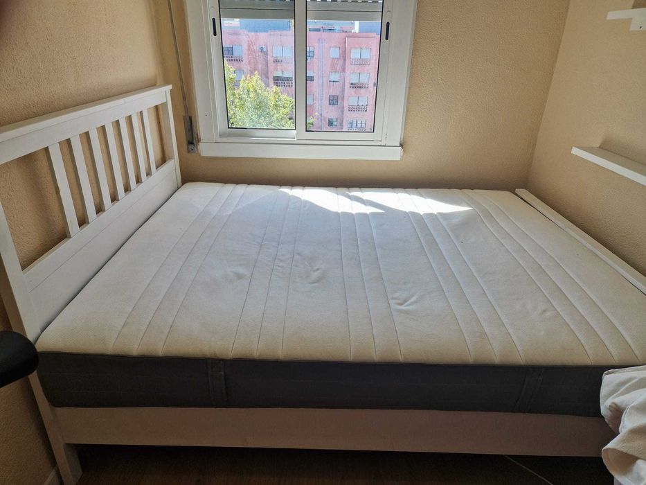 Cama de casal com colchão, semi-nova