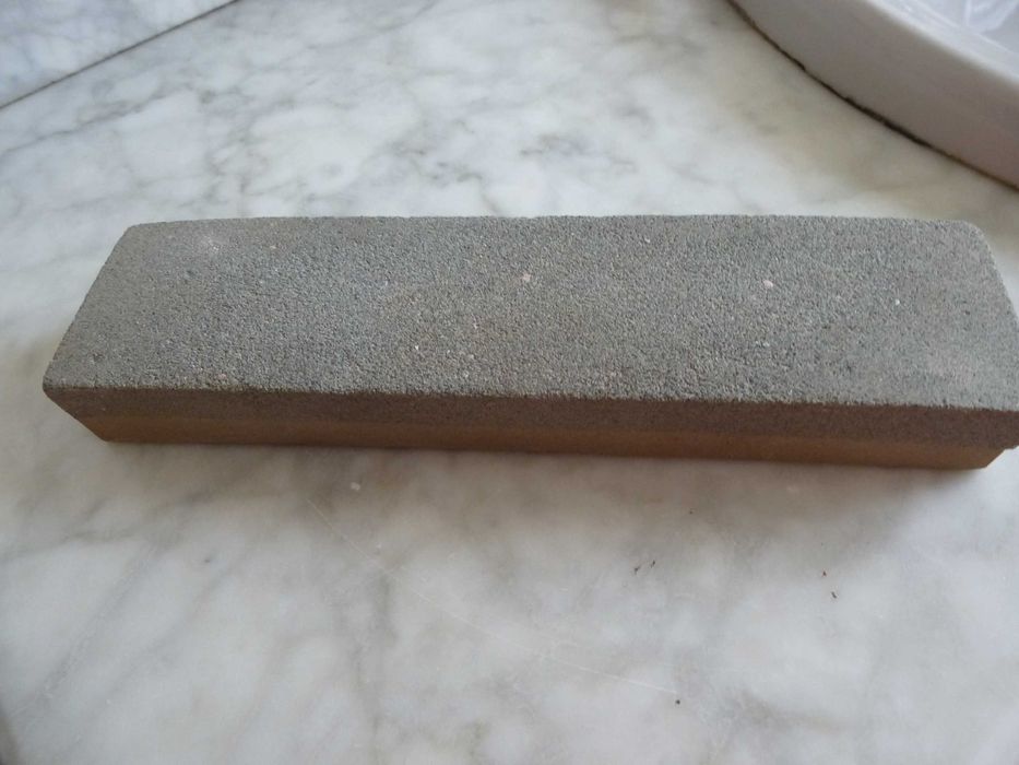 Laca para cabelo e pedra de afiar navalhas