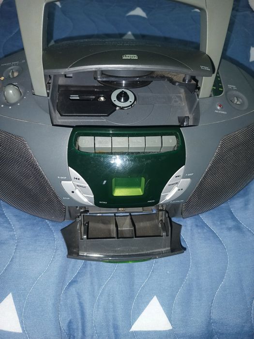 Radio przenośne z CD marki PHILIPS.