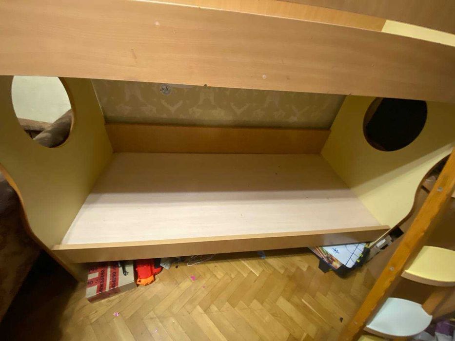 Дитяче двоярусне ліжко з драбиною