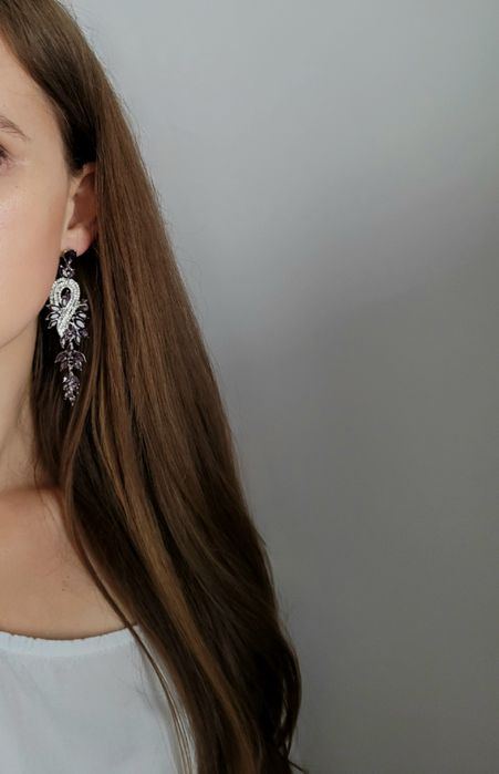 Duże długie eleganckie wieczorowe błyszczące kolczyki liście fioletowe