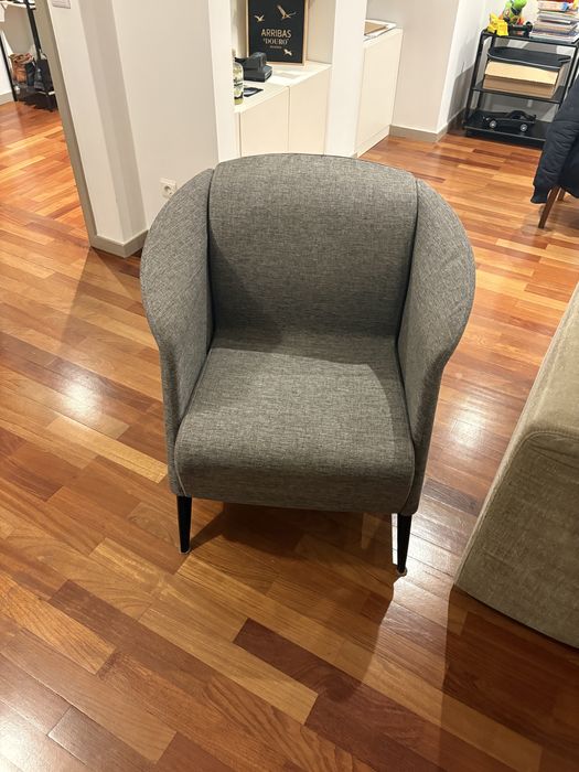 Cadeirao tecido e madeira maciça pouco uso