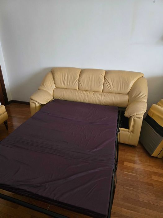 3 Sofás em pele (um de 3 lugares sofá-cama + 2 poltronas) + apoio pés