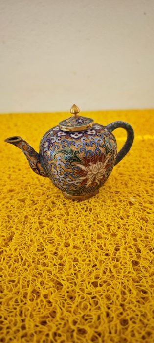 Bule em cloisonné e cinzeiro de cerâmica chinesa