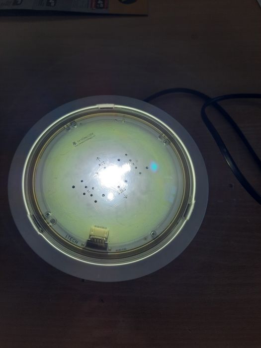 Lampa awaryjna oświetlenie ewakuacyjne.