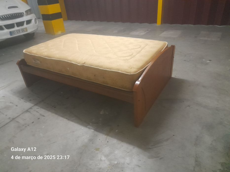 Cama corpo e meio com colchão