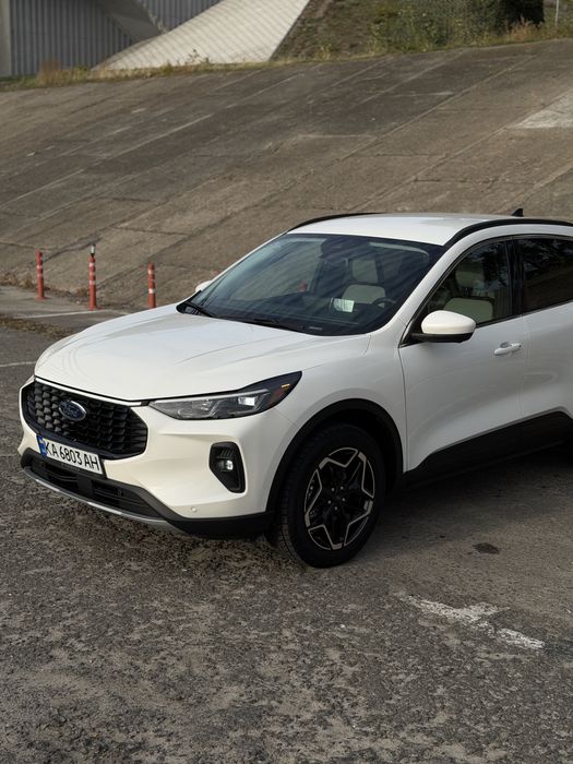 Продам Ford Escape у максимальній комплектації Platinum. Без пробігу по Україні, стан абсолютно нового автомобіля