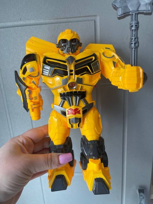 Бамблбі ,і робот