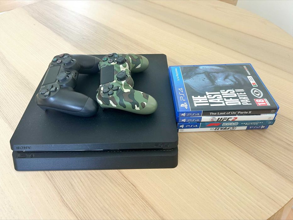 PlayStation 4 Slim 500GB + 2 Comandos DualShock 4 + 4 Jogos (Bom Estado)