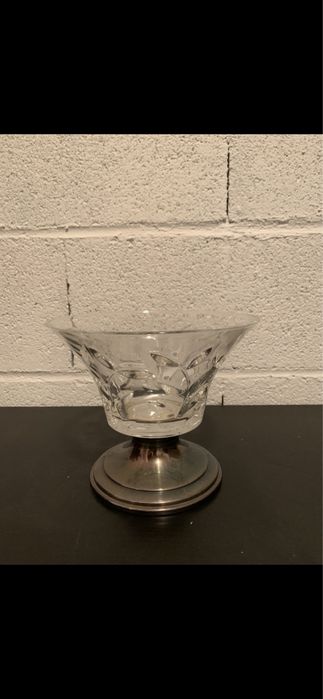 Taça de cristal com base em estanho