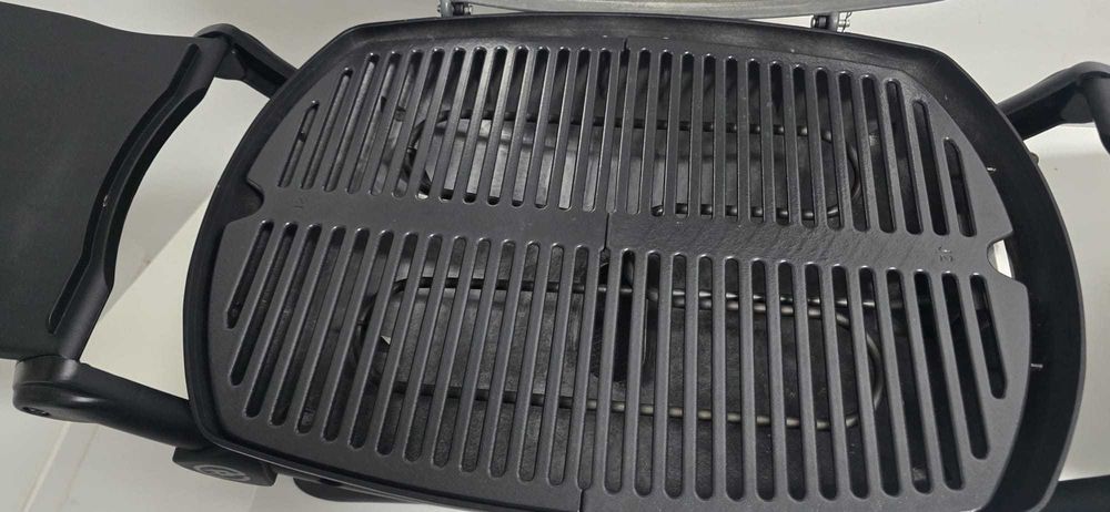 Churrasqueira Weber Q2400 elétrica, com mesa suporte e apoios laterais