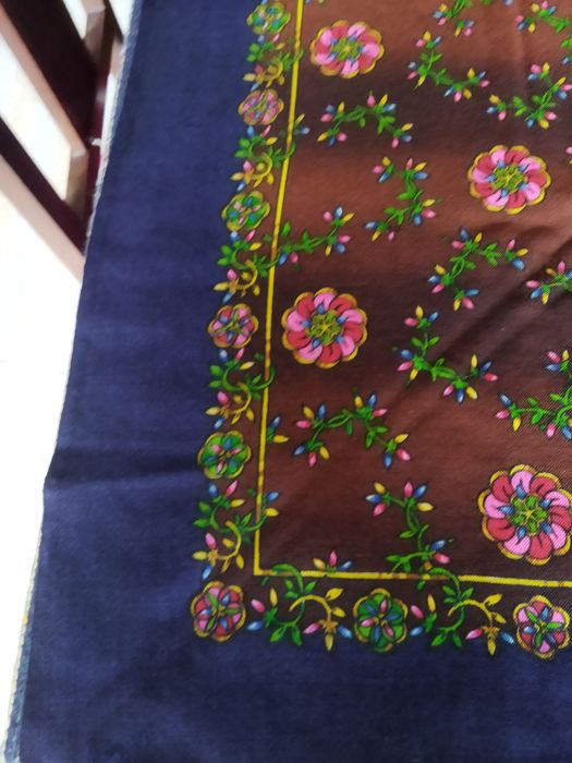 Lenço antigo em lã  pura motivoos florais