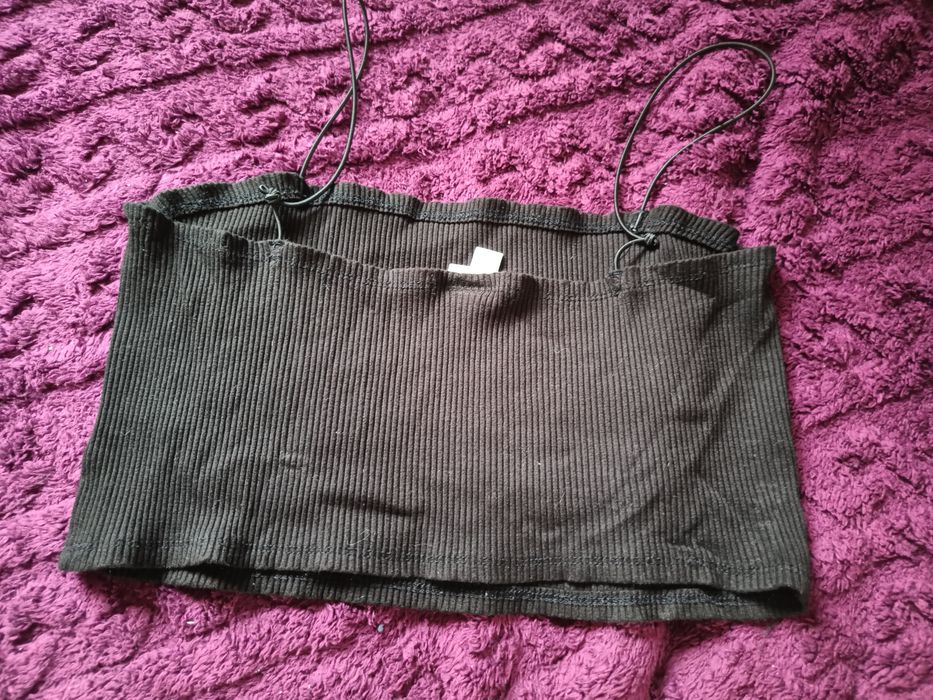 Crop top czarny na ramiączkach