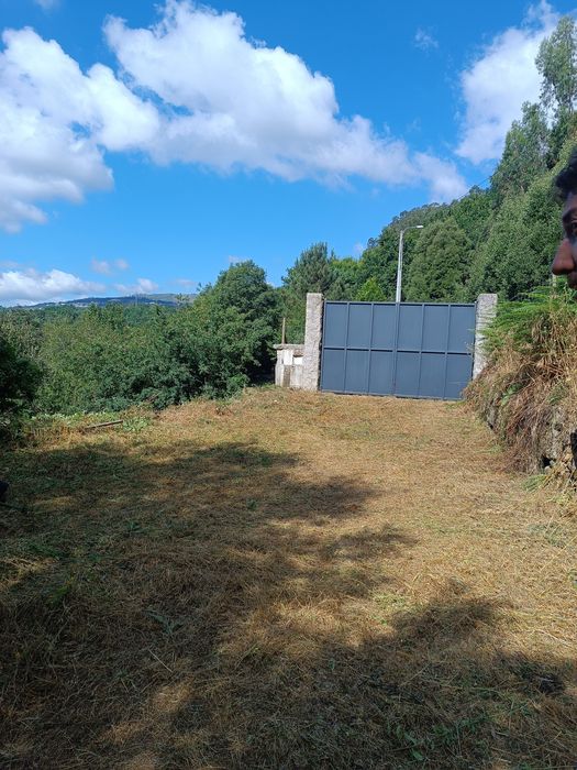 Limpeza de terrenos/jardins/trabalho de giratória/remoçã de entulhos