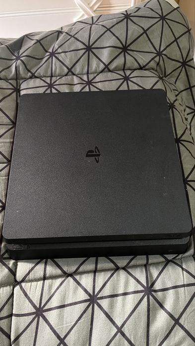 PlayStation 4 (modelo normal) usada com jogos e comando