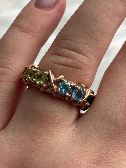 Серебряное кольцо с драгоценными камнями .Размер 18