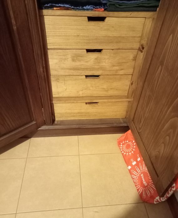 Roupeiro todo madeira maciça