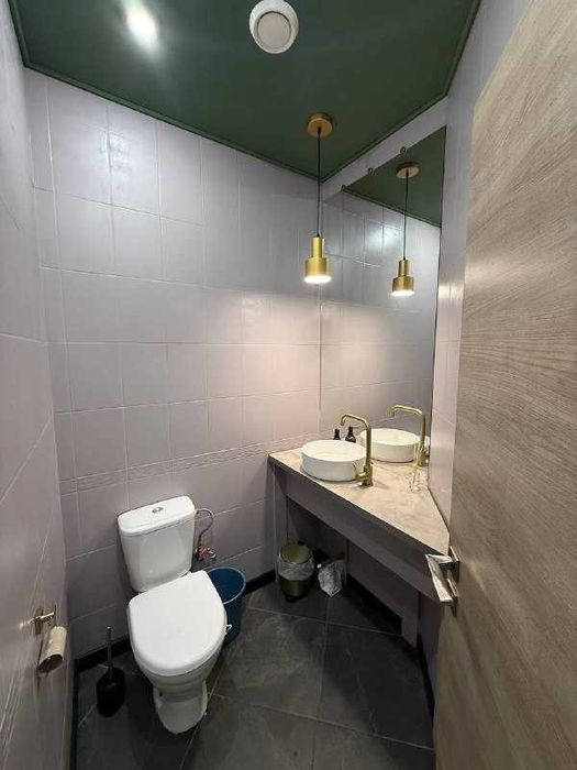 Комерційне приміщення в Богородчанах попри дорогу.