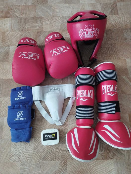 Кикбокс/захист гомілки та стопи, паха, капи, рукавиці, шолом, рукавиці