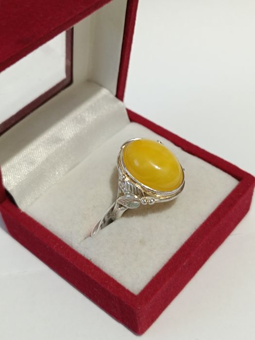 Srebrny pierścionek Liść z żółtym bursztynem roz.21, srebro próby 925