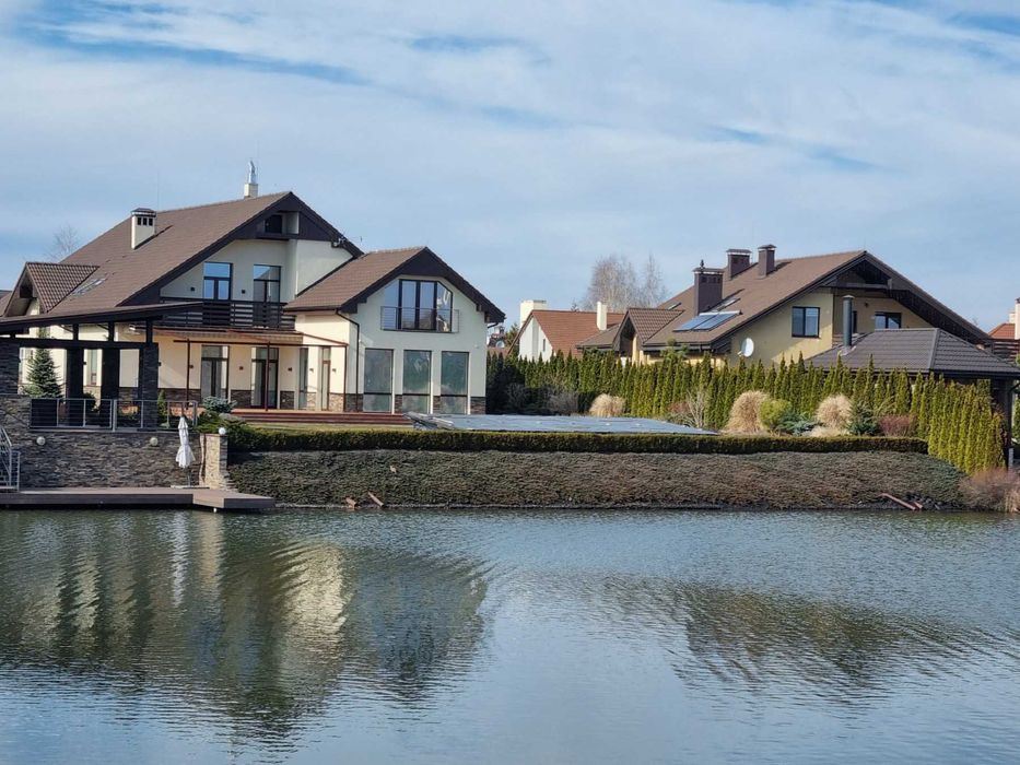 Продам 2 єт.дом 415 кв.м. в с.Севериновка, КГ Севериновка