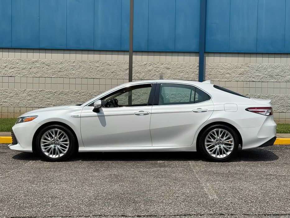 Toyota Camry Hybrid      2019