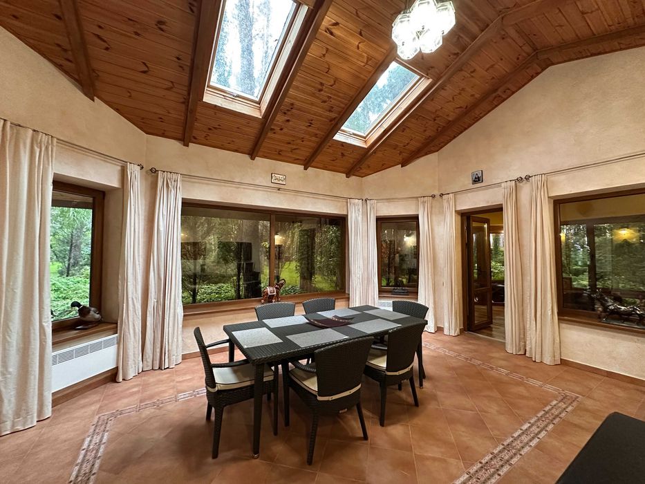 Містечко біля лісу, 45 соток, будинок 600 м2, Стоянка