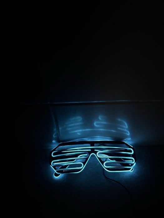 niebieskie okulary święcace led