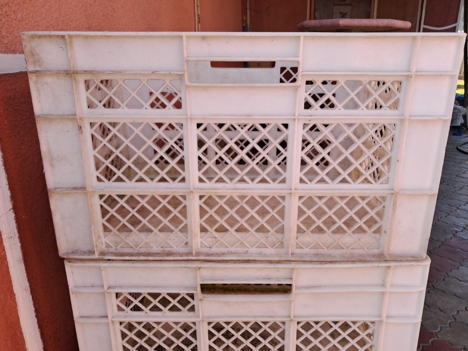 Пластиковые ящики.