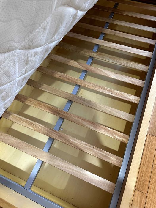 Quarto completo com 2 colchões e estrados – pronto a usar