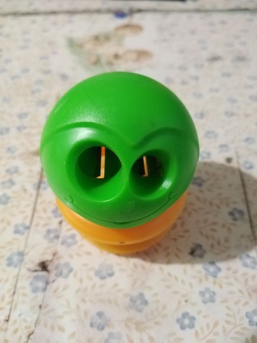 Vendo afia para lápis de cor verde e laranja