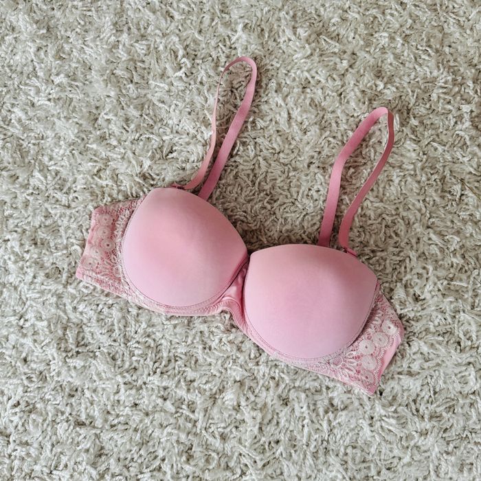 pudrowo różowy biustonosz biały koronka stanik gąbka pastelowy push up