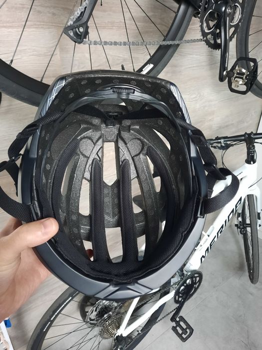 Продам велошолом Abus