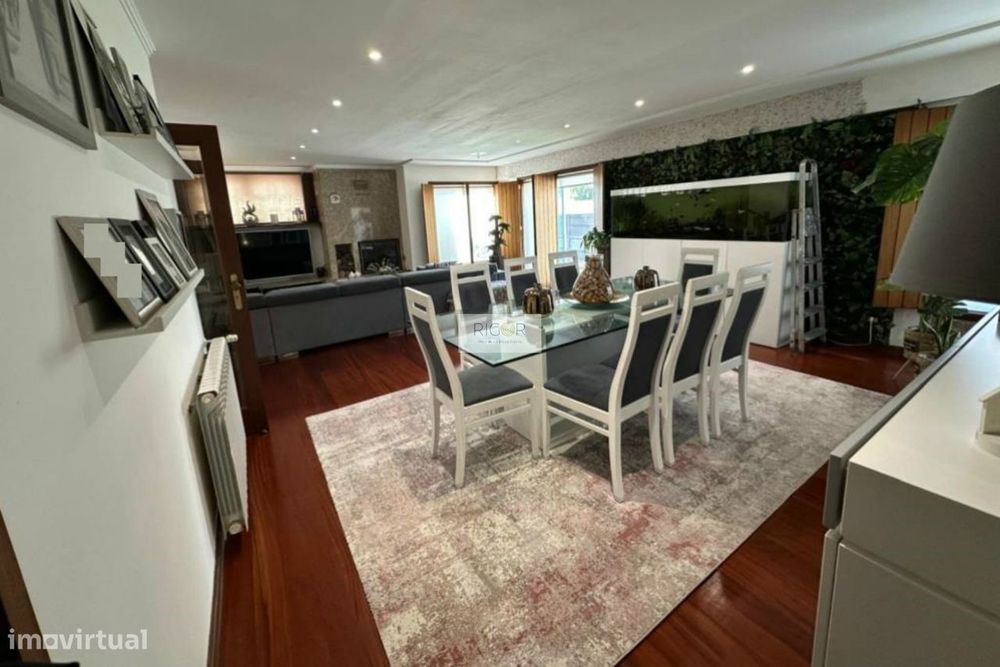 Moradia T4 de 4 frentes com 3 suites na cidade da Maia
