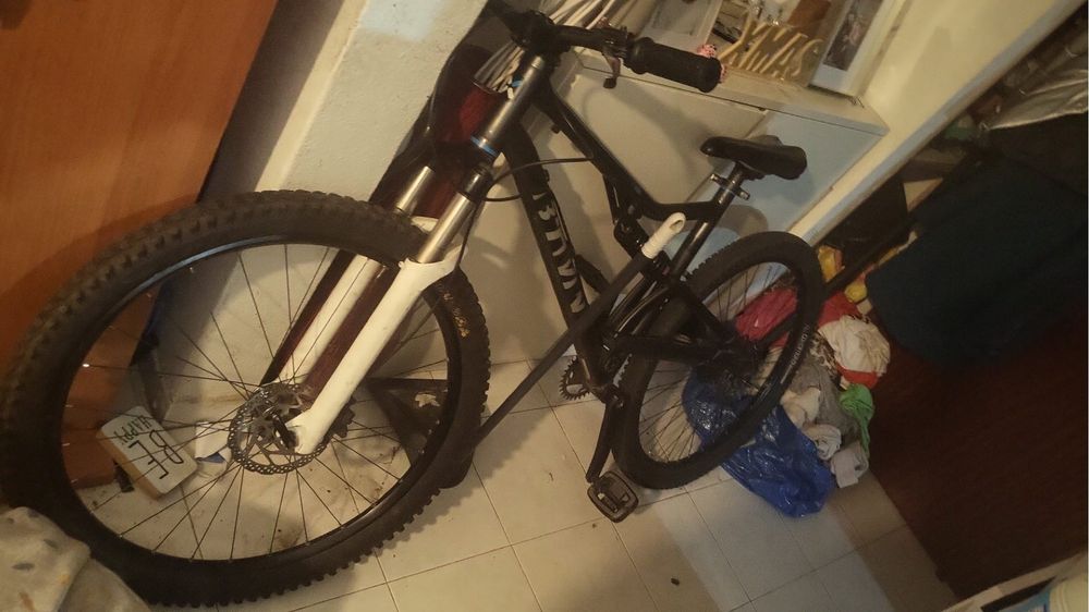 Vendo bicicleta downhill em bom estado