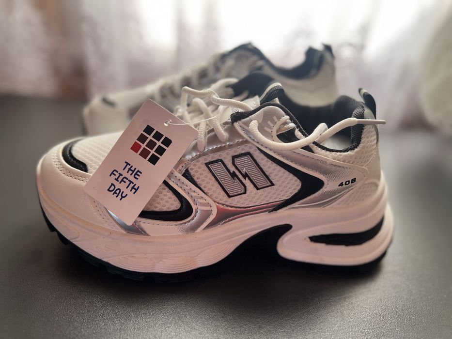 Продам білі кросівки 35 розмір