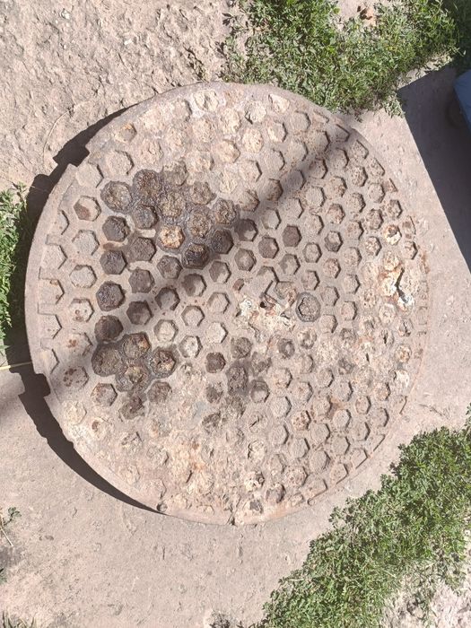 Кришка люка каналізаціонного