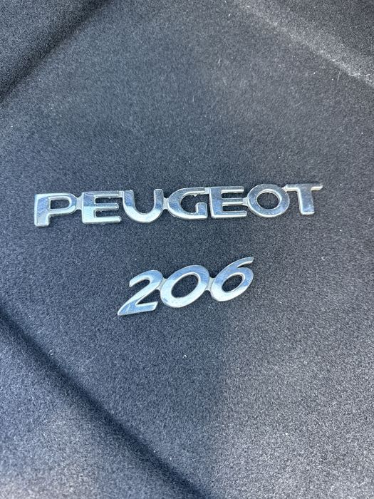 Emblemat Znaczek klapy bagaznika Peugeot 206