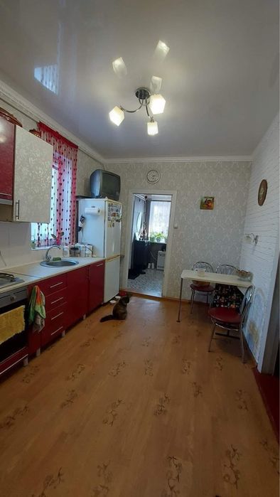 Продам 1/2 частину будинку з гаражем