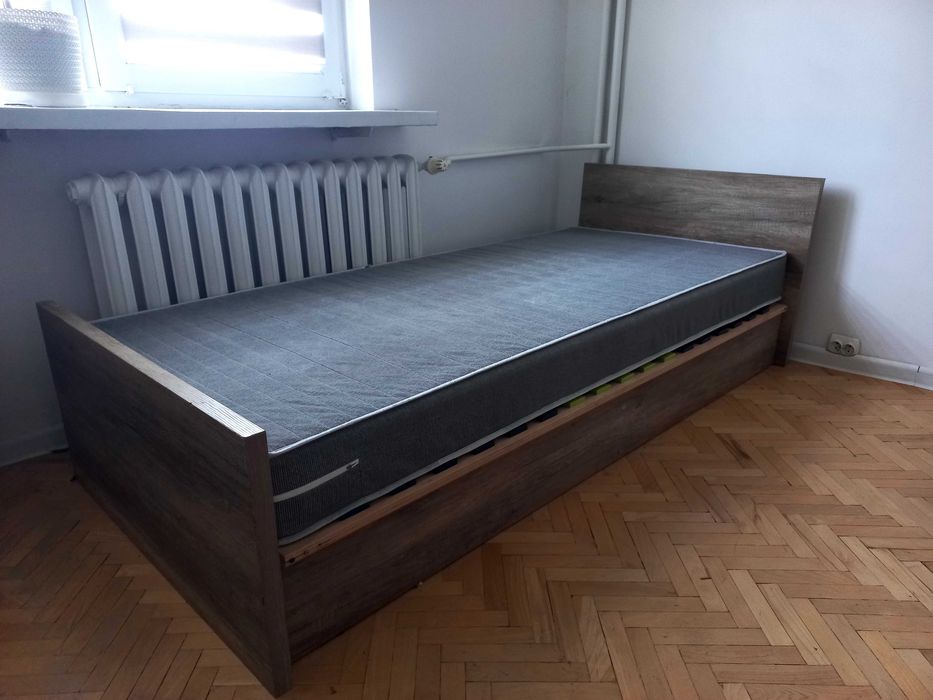 Łóżko z materacem