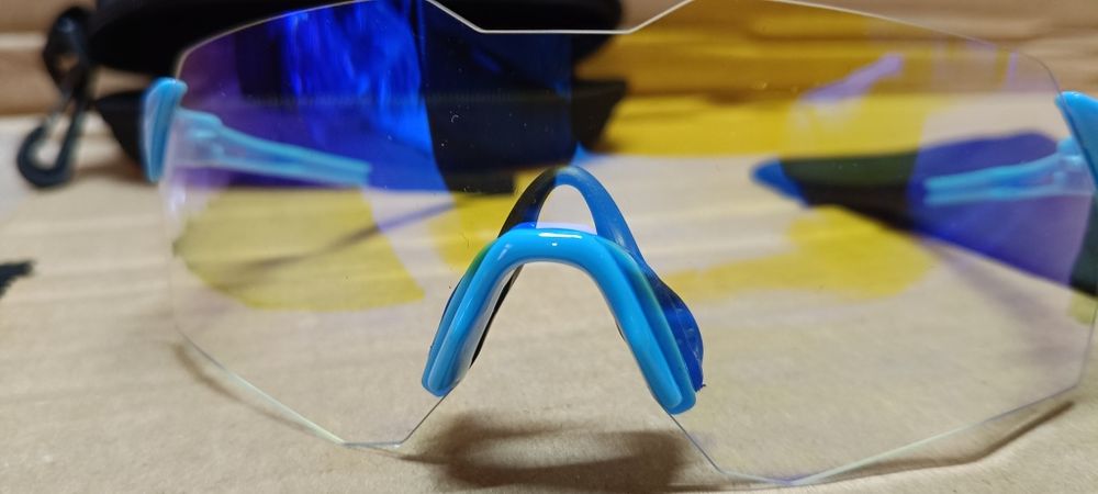 Uniwersalne okulary sportowe z dużymi  szkłami.